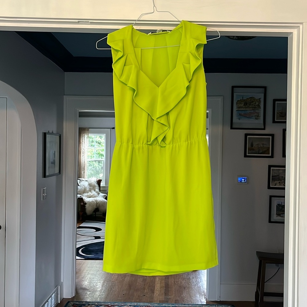 Neon chartreuse Diane Von Furstenberg ruffled “Bobbi” blouson dress sz8 w/sash